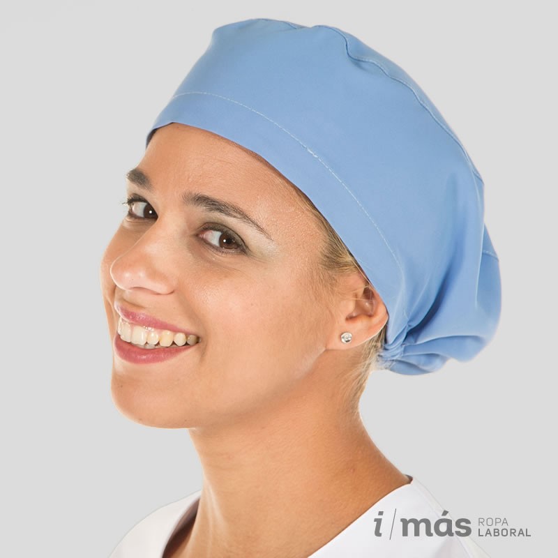 Gorro de quirófano en microfibra celeste con goma, pensado para pelo largo.