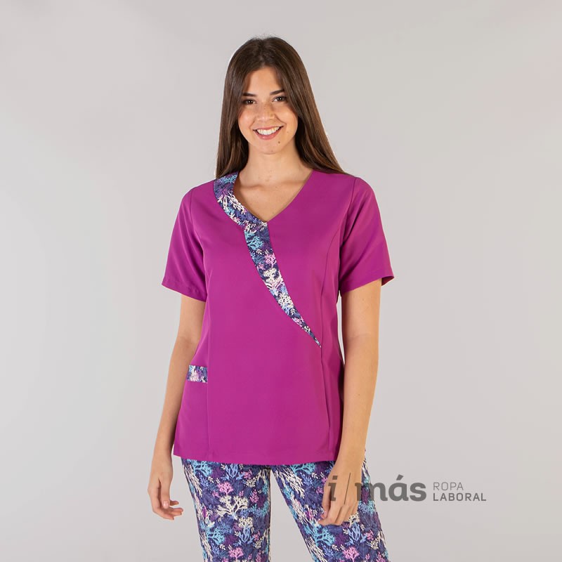 Blusa sanitaria de microfibra con detalle estampado