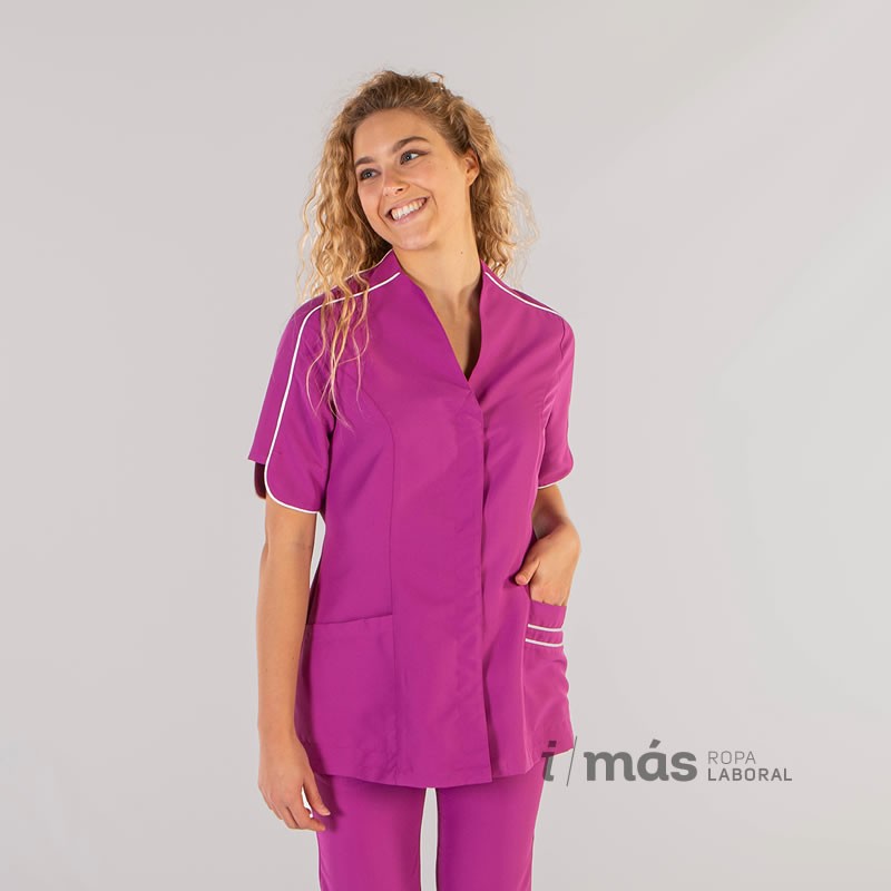 Blusa sanitaria modelo Arancha en microfibra malva con detalle de color blanco en bies