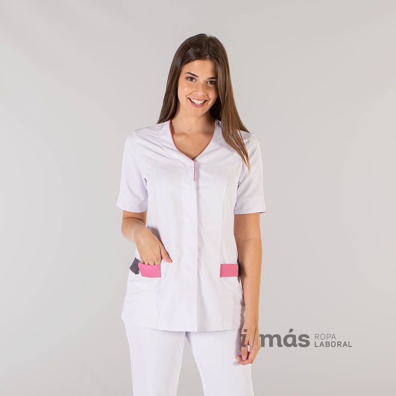 Blusa modelo Cris, abierta, de microfibra blanca con detalles en gris marengo y rosa