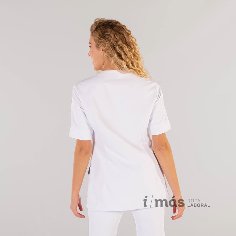 Blusa modelo Cris, abierta, de microfibra blanca con detalles en gris marengo y verde aguamarina