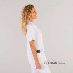 Blusa modelo Cris, abierta, de microfibra blanca con detalles en gris marengo y verde aguamarina