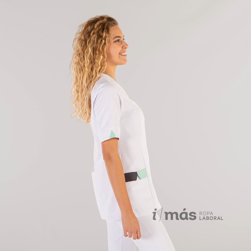 Blusa modelo Cris, abierta, de microfibra blanca con detalles en gris marengo y verde aguamarina