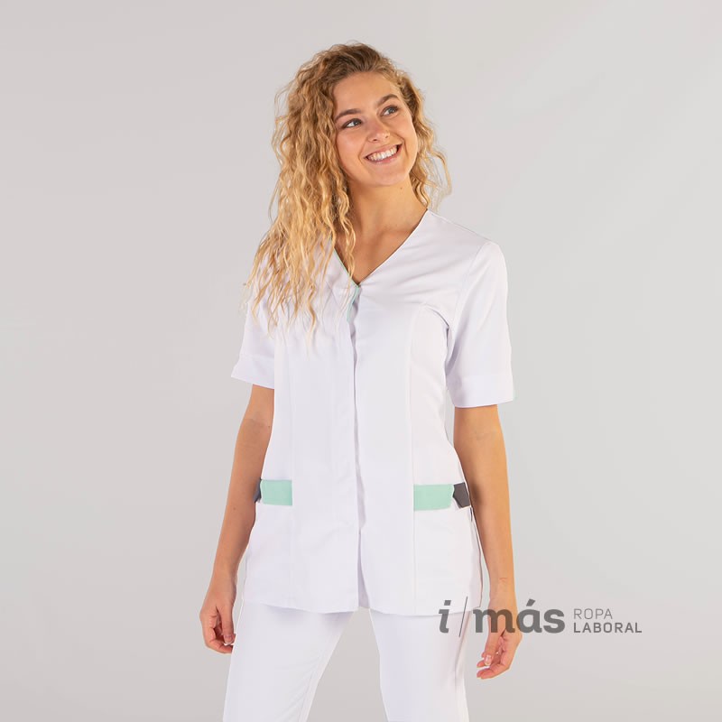 Blusa modelo Cris, abierta, de microfibra blanca con detalles en gris marengo y verde aguamarina