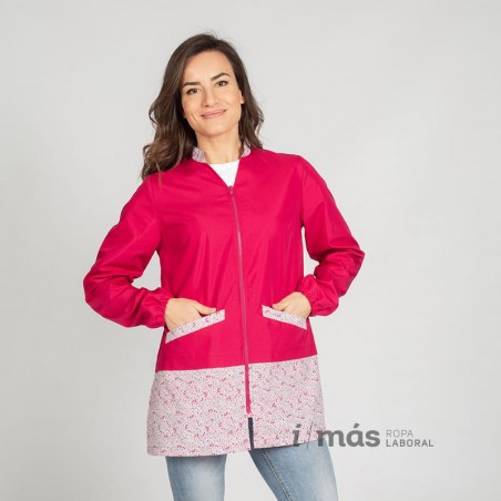 Bata de maestra con estampado primavera en color fucsia. Con manga larga y cierre mediante cremallera. Bata de maestra con estampado primavera en color fucsia. Con manga larga y cierre mediante cremallera.