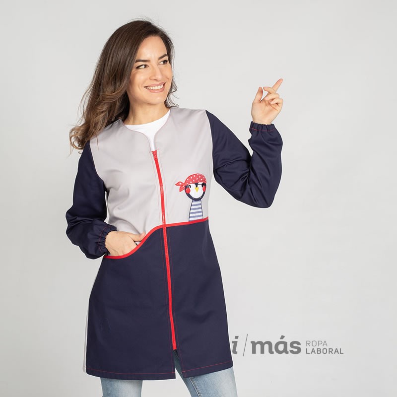 Bata de maestra alegre con dibujo estampado tipo patchwork de pingüino.