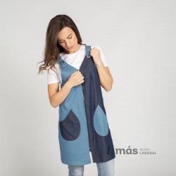 Blusa de maestra que combina dos colores de tejido tejano. con cierre mediante cremallera
