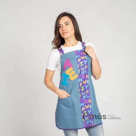 Casulla de maestra en tejido vaquero con estampado de letras y bordado tipo patchwork de AEI Casulla de maestra en tejido vaquero con estampado de letras y bordado tipo patchwork de AEI