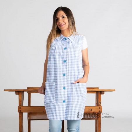 Bata de maestra sin mangas en tejido bambula de cuadros con cuello bebé en color celeste Bata de maestra sin mangas en tejido bambula de cuadros con cuello bebé en color celeste