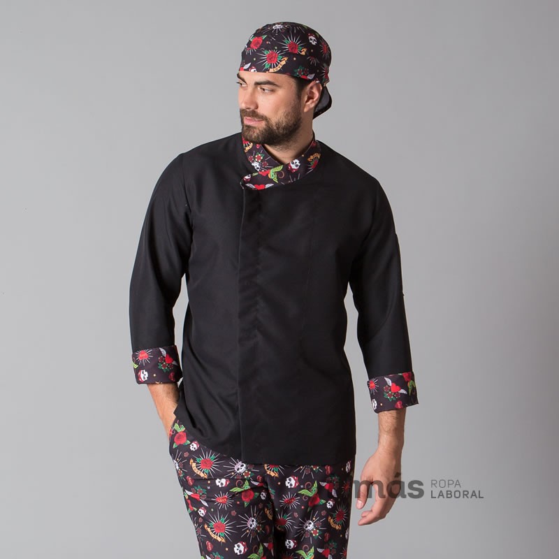 Chaqueta de cocina en microfibra negra con detalles estampados en cuello y mangas de calaveras de Uniformes Garys