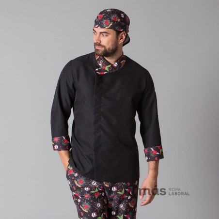 Chaqueta de cocina en microfibra negra con detalles estampados en cuello y mangas de calaveras de Uniformes Garys Chaqueta de cocina en microfibra negra con detalles estampados en cuello y mangas de calaveras de Uniformes Garys