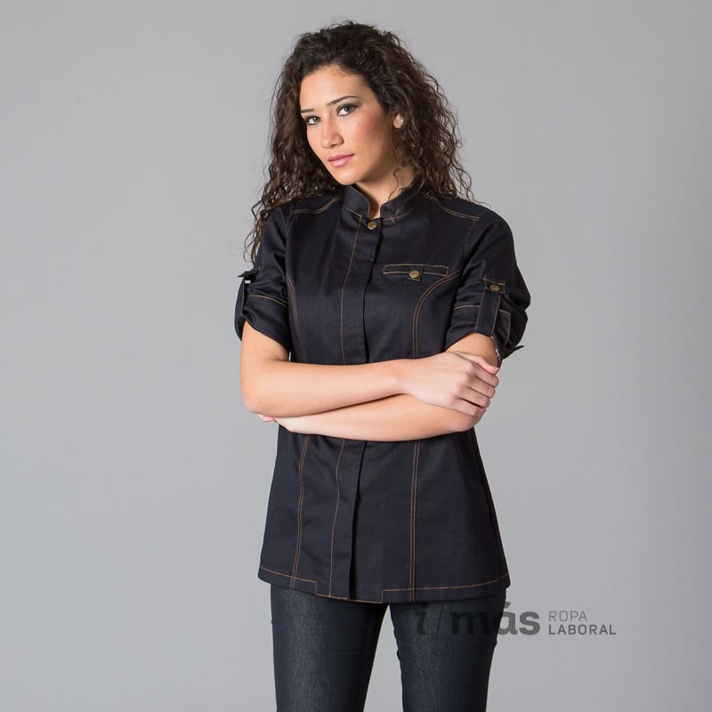 Chaqueta de cocina de mujer en tejido vaquero modelo Valera. De Uniformes Garys y disponible en www.imasropalaboral.com.